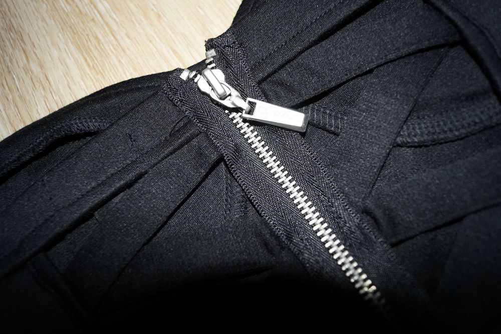 Малка черна рокля Guess, Zara