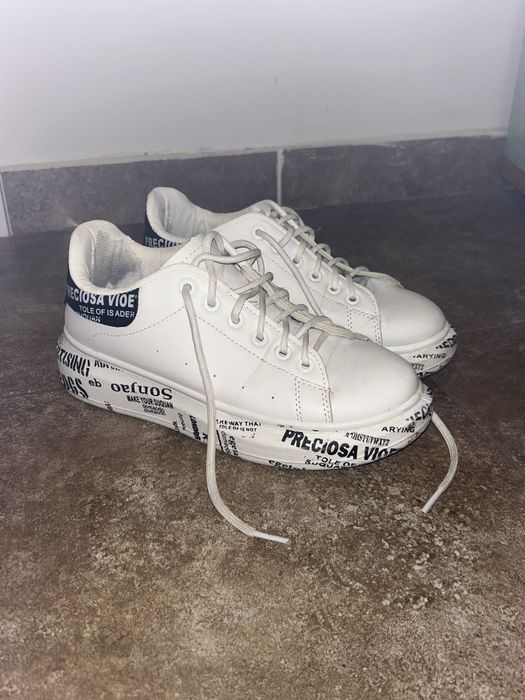 Бели обувки с надписи