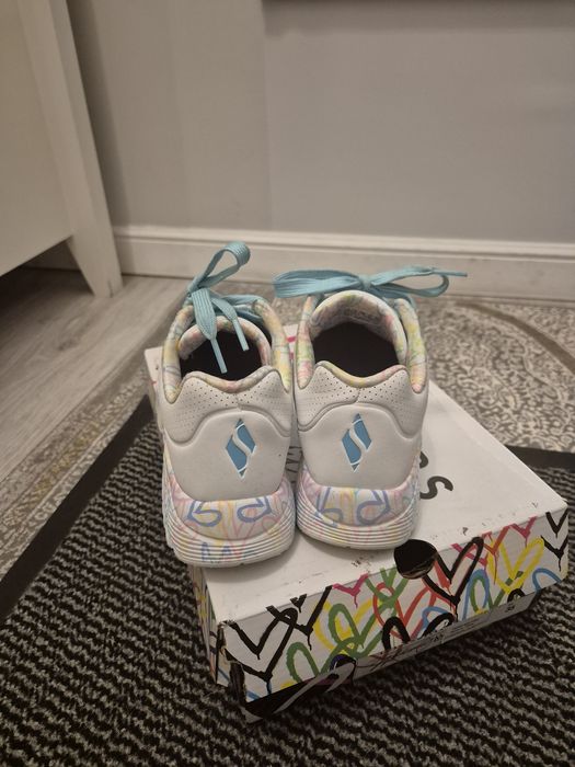 Adidasi Sketchers 35 albi superbi fetite plus adidasi Sinsay 35e