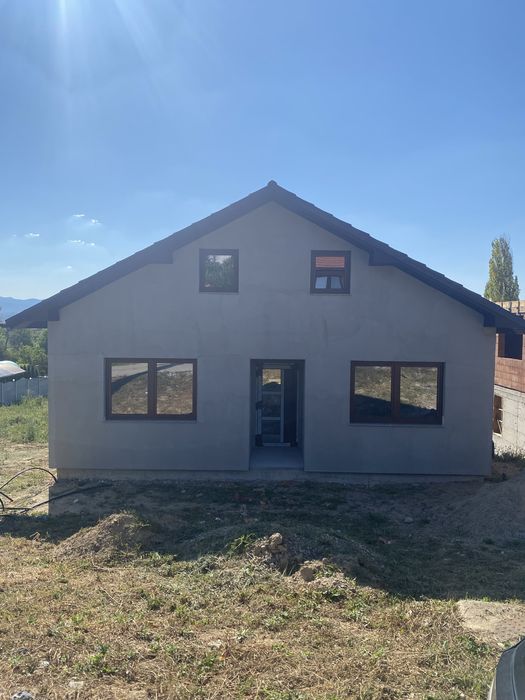 Casă nouă de vânzare