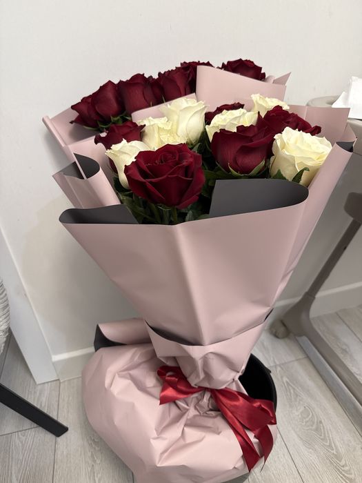 Свежие два букета роз