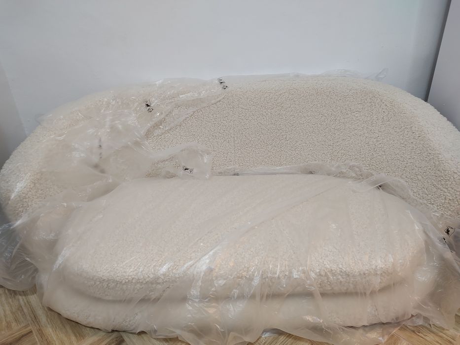 Vând canapea nouă, 2 locuri, alb-crem, material plușat