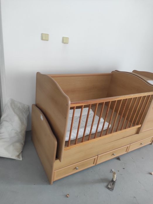 Продавам детско легло