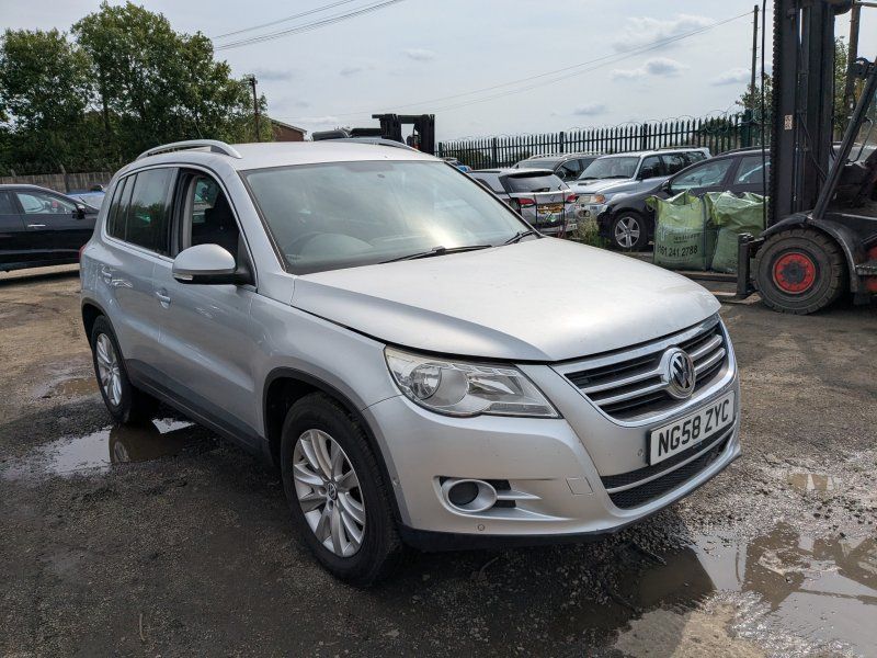 Dezmembrari / Dezmembrez Volkswagen Tiguan (5N) 2.0 TDI CBAB cutie viteze manuala cod culoare LA7W