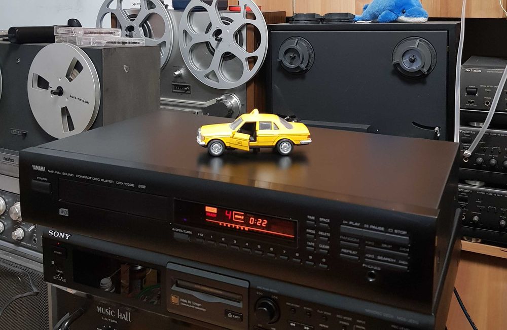 Compact Disc Stereo Deck Player  YAMAHA CDX 530E SILVER