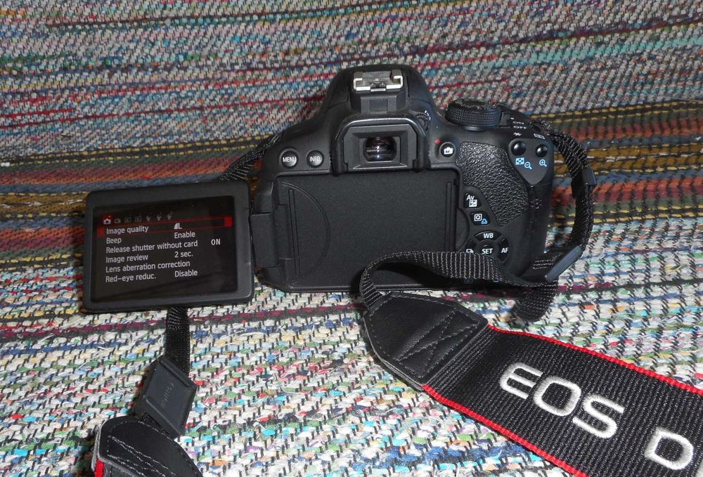 Комплект Canon EOS 700D с 3 обектива, статив и приклад - почти нови!