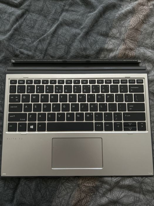 Tableta/Laptop HP Elite x2 G8 16gb ram 240 ssd Bang Olufsen