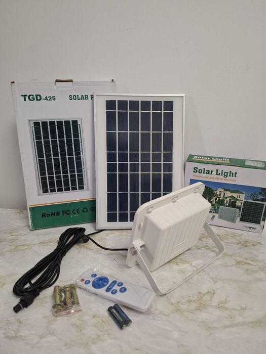 Proiector LED cu încărcare solară 150w