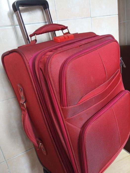 Продам чемодан среднего размера