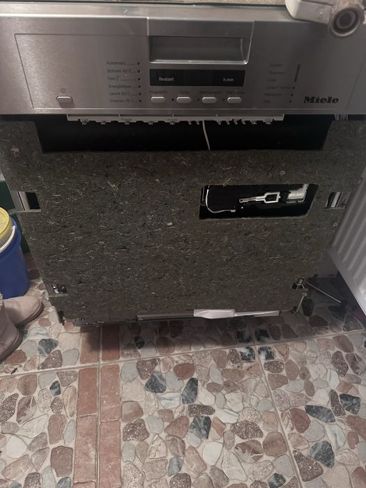 Masina de spalat vase pentru piese Miele