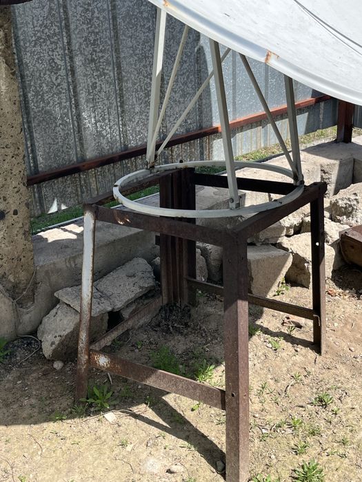 Спутниковая антенна с подставкой