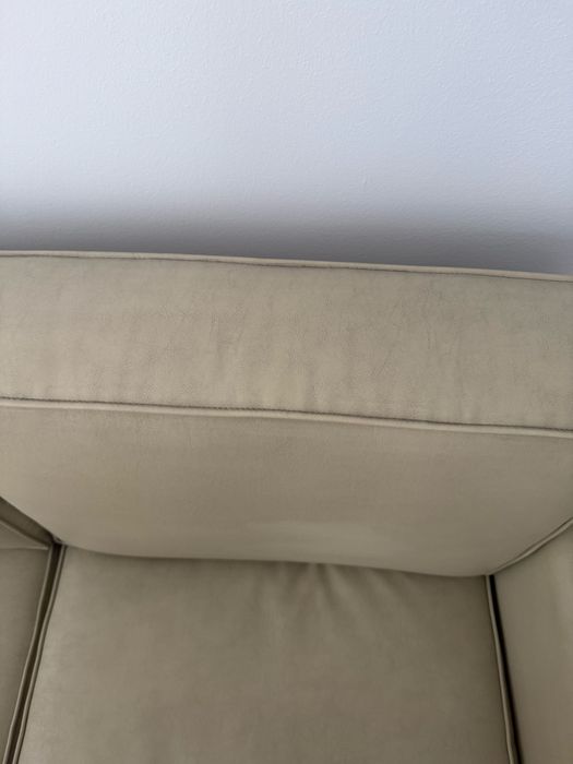 Много запазен кожен двуместен диван