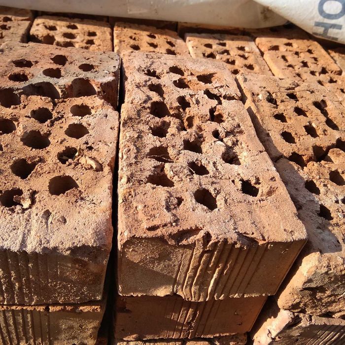 Продавам тухли единички с дупки счупени на две