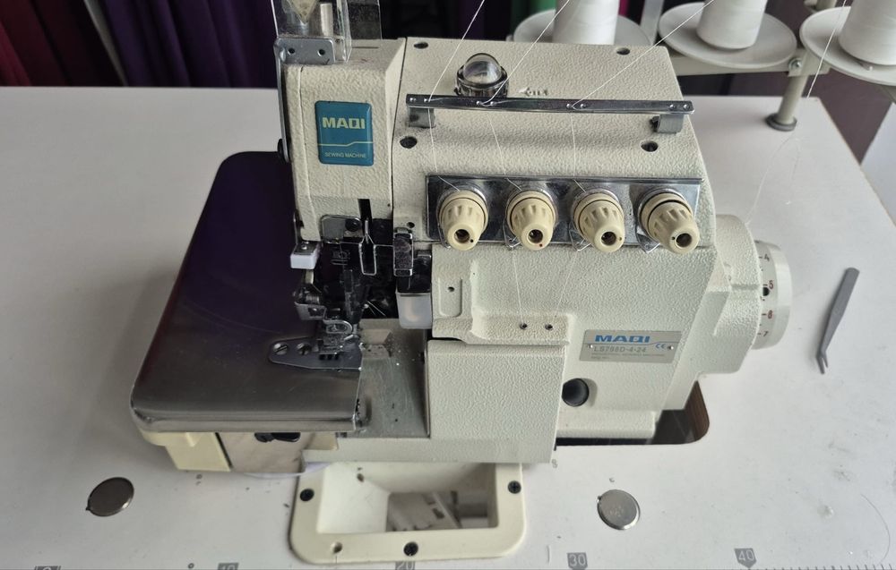 Masina de cusut industriala tip triplok Maqi