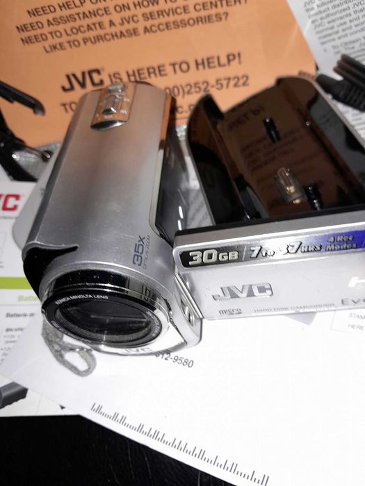 Ретро камера JVC Everio GZ-MG330 с чанта и аксесоари