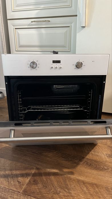 Духовка Midea, белая, новая.