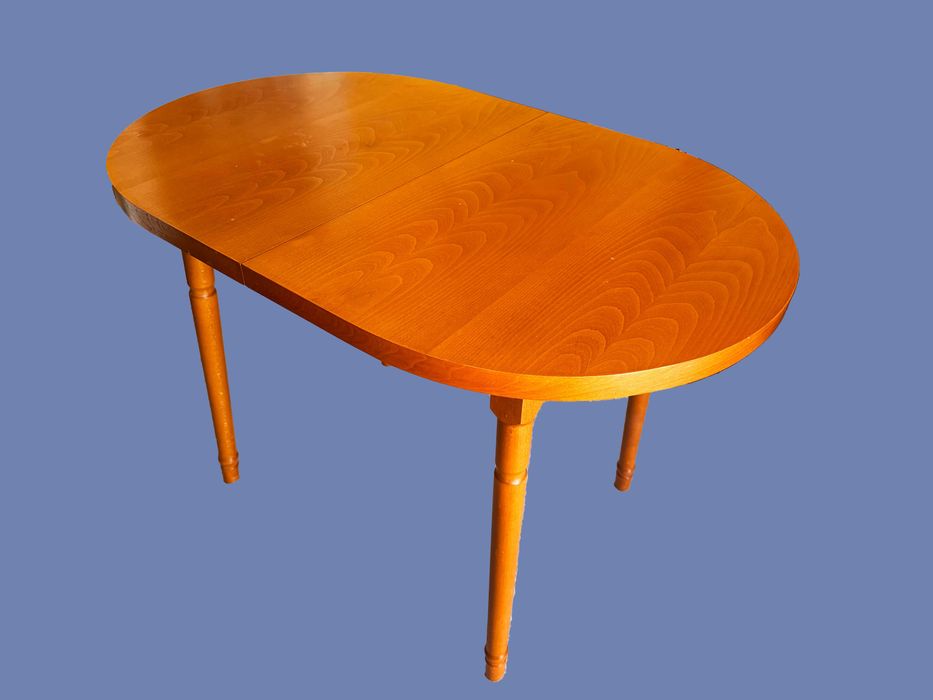 Елипсовидна трапезна маса