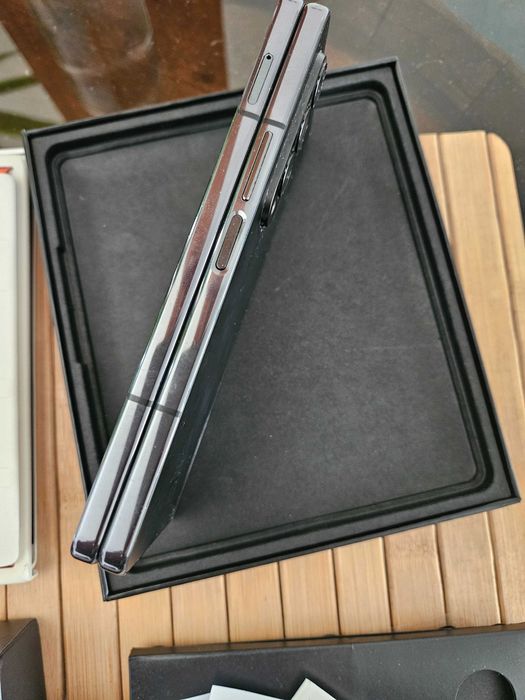 Samsung Galaxy Z Fold4 (не работещ вътрешен дисплей)