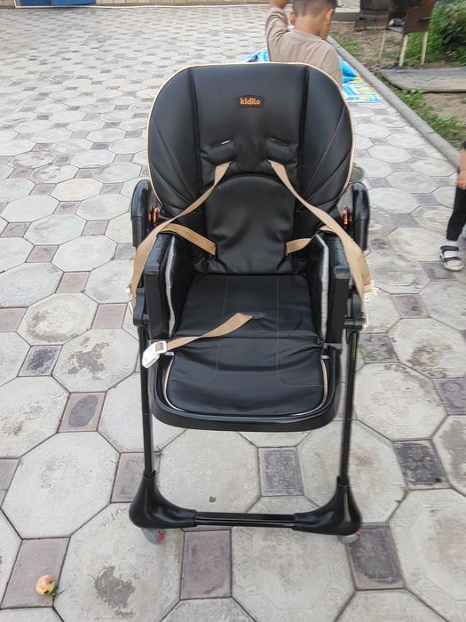 Детский столик в хорошем состояние