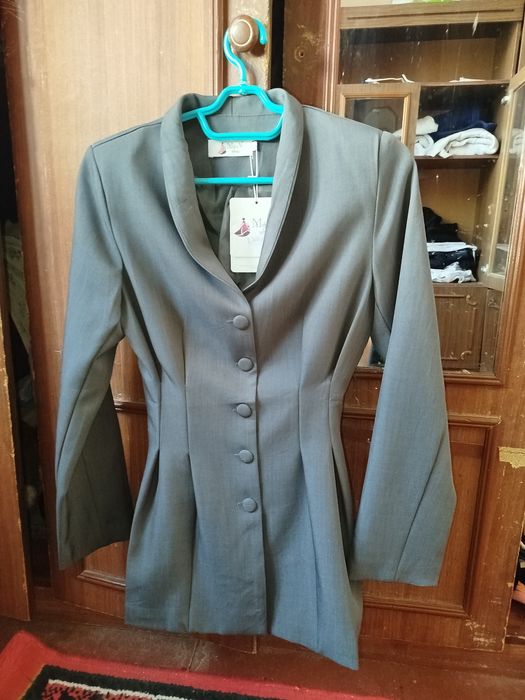 Костюм новый, хорошего качества цвет серый