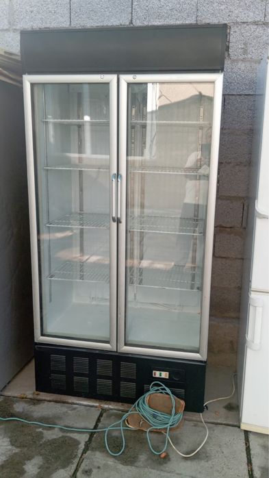 Продам витринный холодильник