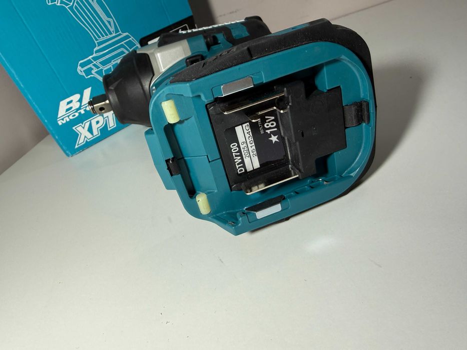 MAKITA DTW700Z Masina de insurubat cu impact Li-Ion, 18V, 700Nm