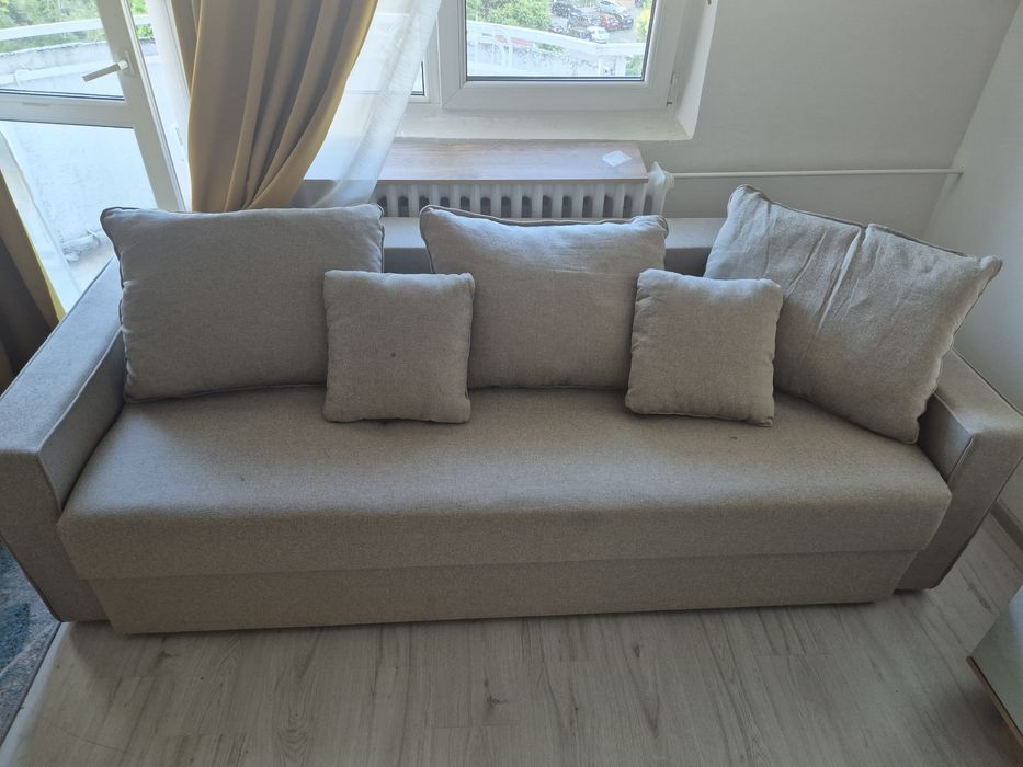 Canapea extensibilă 3 locuri, stofă crem/bej + 5 perne incluse/ Stare foarte bună