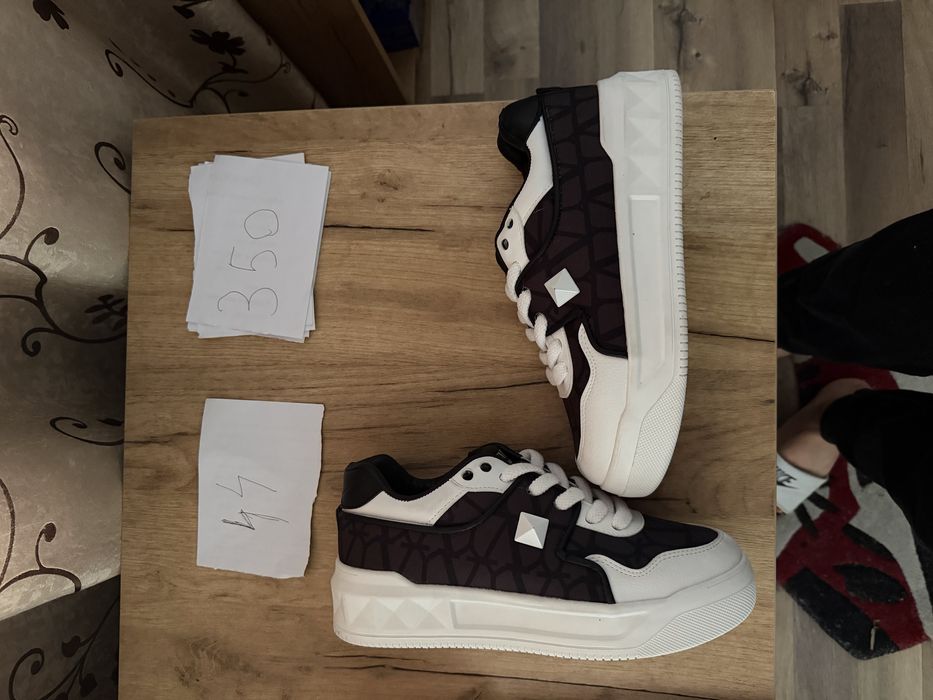 Adidasi nike.