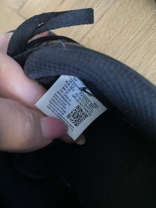 Нови черни обувки Nike