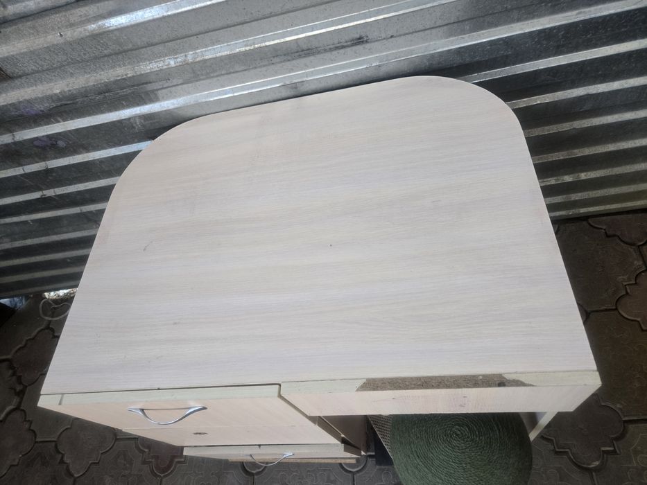 Продам столик маникюрный