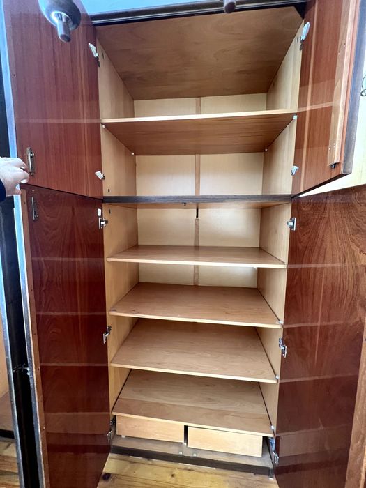 Комплект  за спалня (гардероб, тоалетка и две нощни шкафчета)