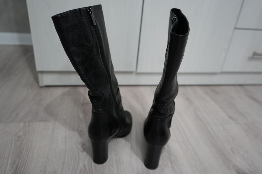 Продаются женские сапожки