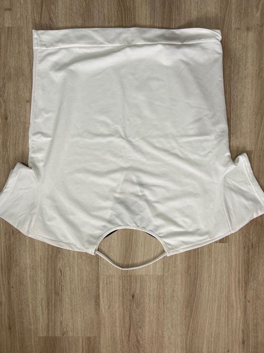 Стильная белая футболка размер М