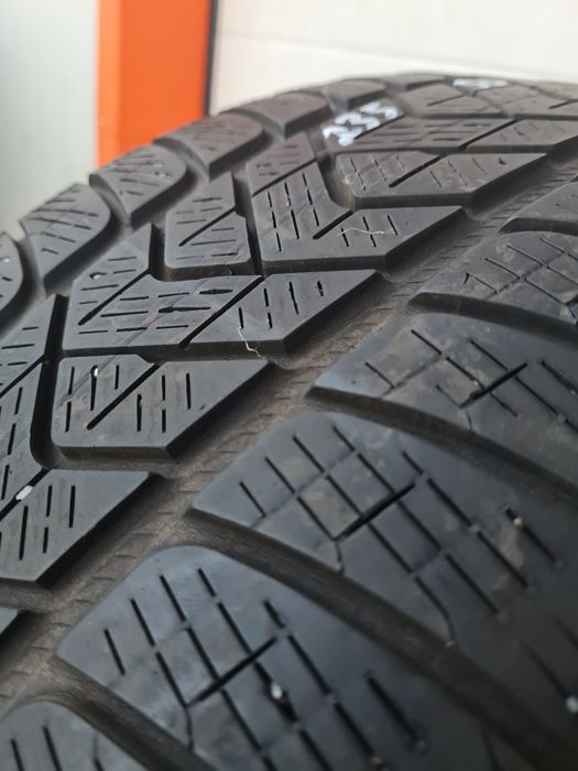 Зимни гуми 2 броя PIRELLI Scorpion 235 50 R20 дот 3522