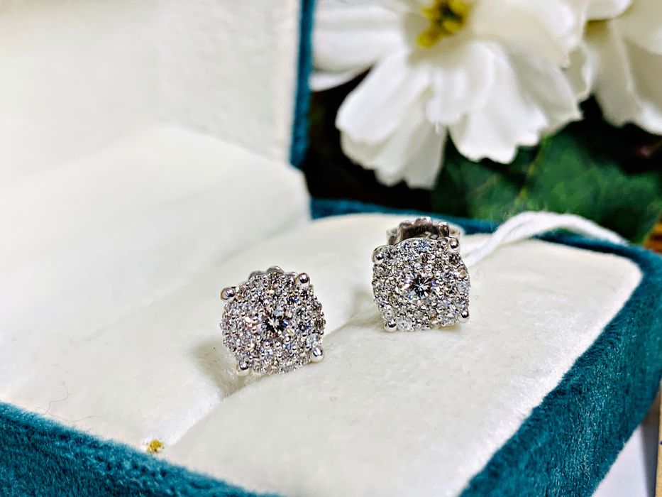 Изящные золотые серьги модели «Пусеты» с бриллиантами