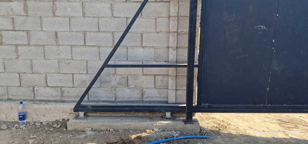 Стильные откатные ворота с калиткой