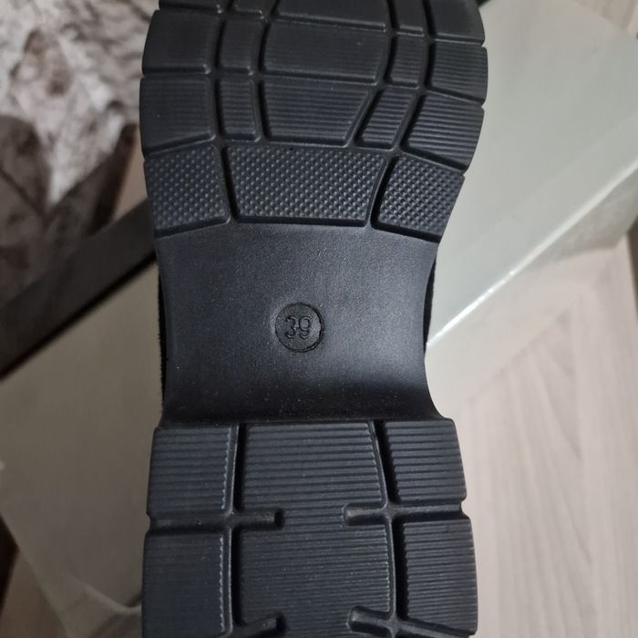 Продам женские туфли.