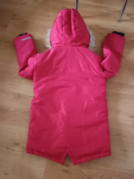 Vând geaca unisex.Culoare roșu mai închis.