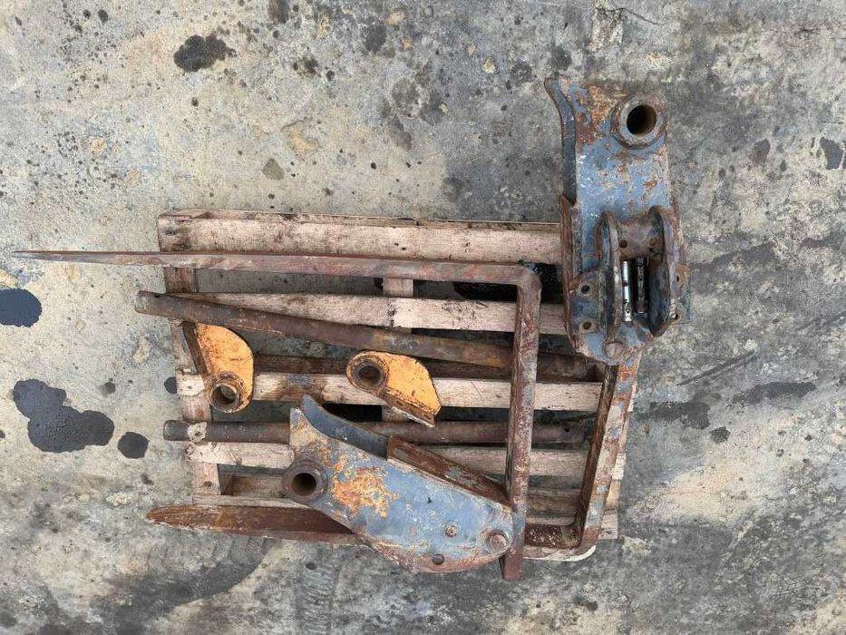 Furci originale pentru buldoexcavator - set complet