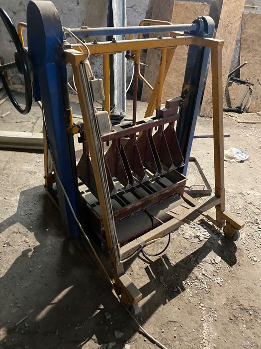 Vand 2 prese pt boltari din beton, una este vibropresa!
