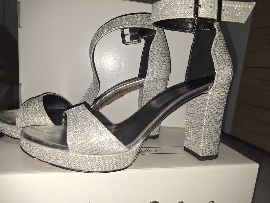 Сребърна бална рокля