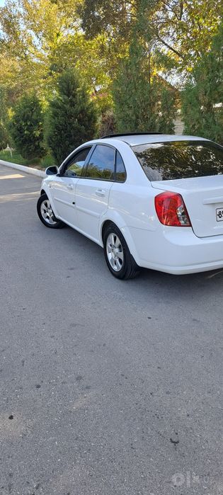 Lasetti 1.8 sotiladi.