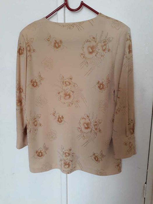 Женская одежда: костюм и блузки