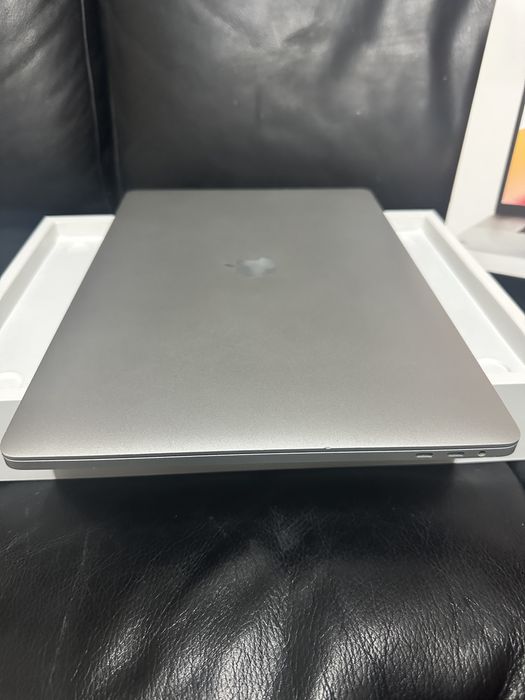 Vand Schimb Macbook Pro 16 32 Gb Ram 1 Tb SSD 4GB Video Cutie completa