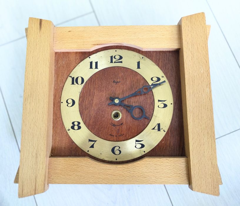 Винтидж стенен дървен часовник от 70-те години.