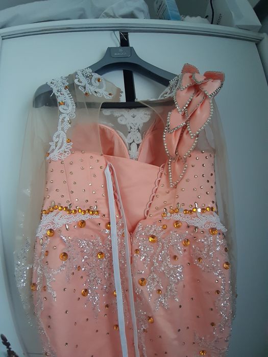 Vand rochie eleganta cu broderie si petricele 1000 ron!