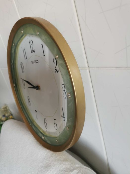 Ceas de perete Seiko,silentios,quartz cu baterie AA1.5V, diametru 32 cm