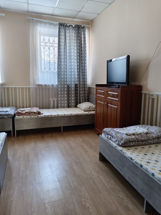 Гостиница на правом в центре