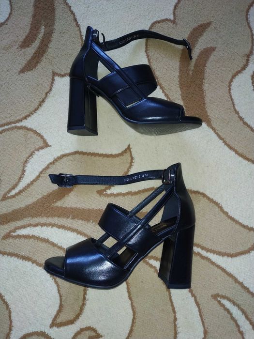 Босоножки чёрные