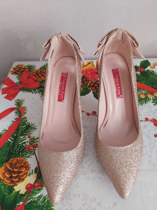 Продам  розовые туфли.